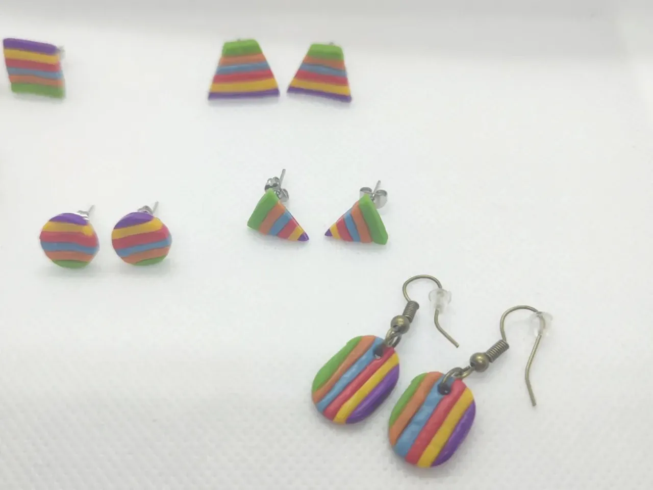 ¡A celebrar con orgullo!🌈
......................
Celebrate with pride! 🌈
#pride #orgullo #lgtbi #handmadejewelry #handmade #handmadeearrings #personalizables #pendientes #pendientesartesanales #polimerclay #earrings #multicolor #multicolour #arcillapolimerica #artesania #artesanal