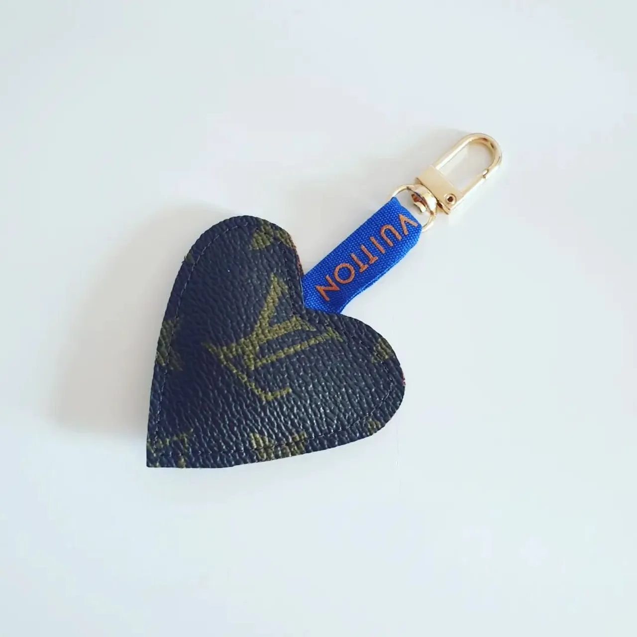 On YouTube now. How to make these bags work? They both have needed slight adjustments to straps... Please watch #youtube #newvideo #speedy20 #luxurybagheaven #louisvuitton #lvspeedy20 #marcjacobs #mjtote #marcjacobstote #marcjacobsbag #mjtote #thetotebag