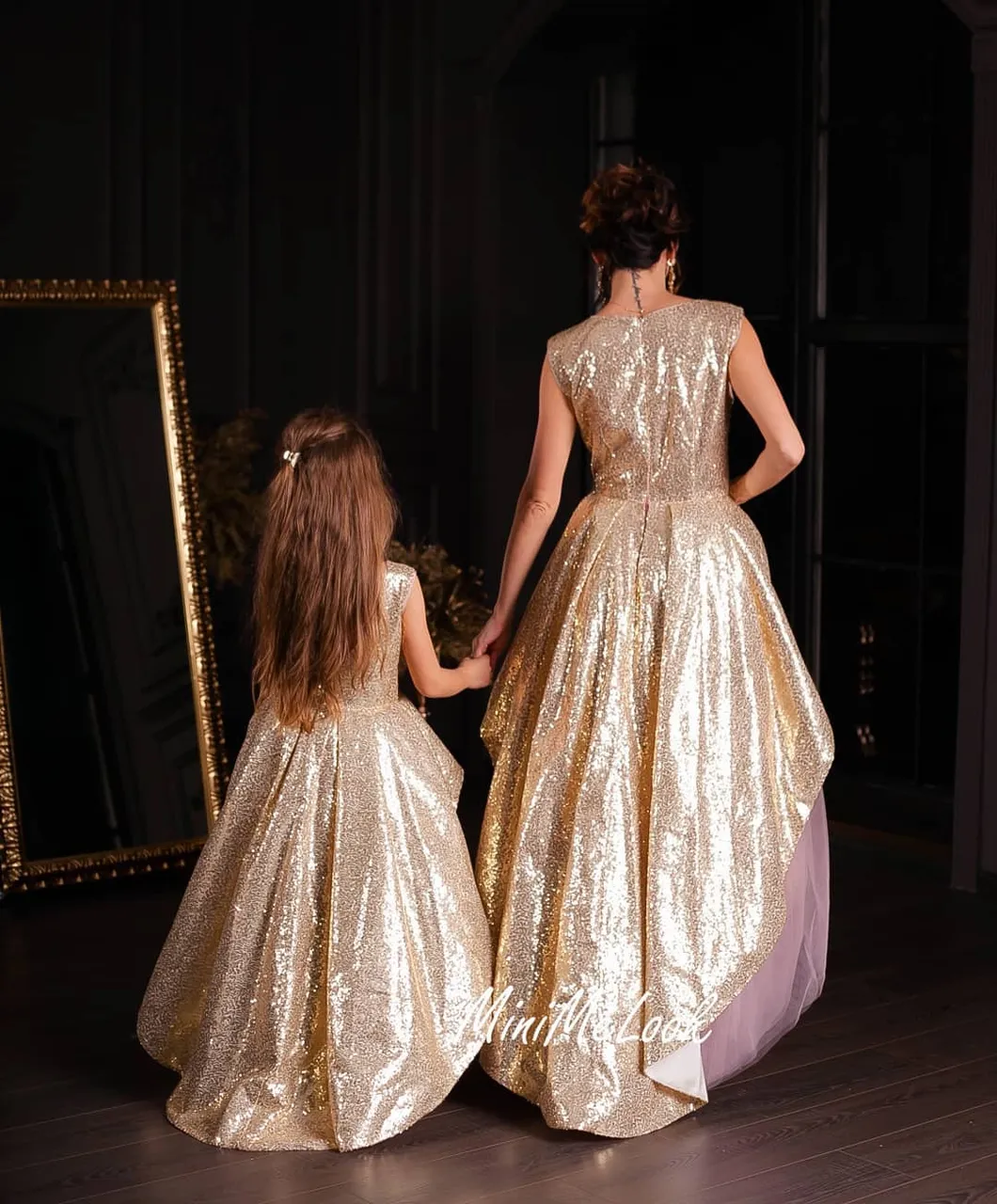 Mirdzošās un greznas kleitas👑❤ no zelta fliteriem un pūderrozā tilla
Komplekta cena no 230 eur ⠀
Piedāvājam gan individuālās šūšanas pakalpojumus, gan iespēju izvēlēties savu sapņa kleitu no gataviem modeļiem ⠀
🌟 Plaša tilla, mežģīņu un audumu krāsu izvēle. Var arī kombinēt krāsas⠀
⭐ Kleitas garumu/dizainu var mainīt⠀
⭐Kleitas tiek šūtas pēc jūsu individuāliem mēriem vai jebkura standarta izmērā no 74cm līdz 147cm un XS - XXL izmēros⠀
⭐Lai pasūtītu rakstiet PM vai Viber/Whatsapp 28895815. Pielaikot un redzēt gatavas kleitas var Valdemāra 118 (iepriekš vienojoties par tikšanās laiku) #ballišukleitas #mammameita #vienādaskleitas #платьямамадочкарига #платьямамадочкалатвия #нарядныеплатьярига #нарядныеплатьялатвия #mežģīņukleita #svinīgakleita #bērnukleita #kleitapasškumam #нарядноеплатьедлядевочки #детскоенарядноеплатье #ziemassvētkutērpi #jaungadaballe #ziemassvētkufotosesija
