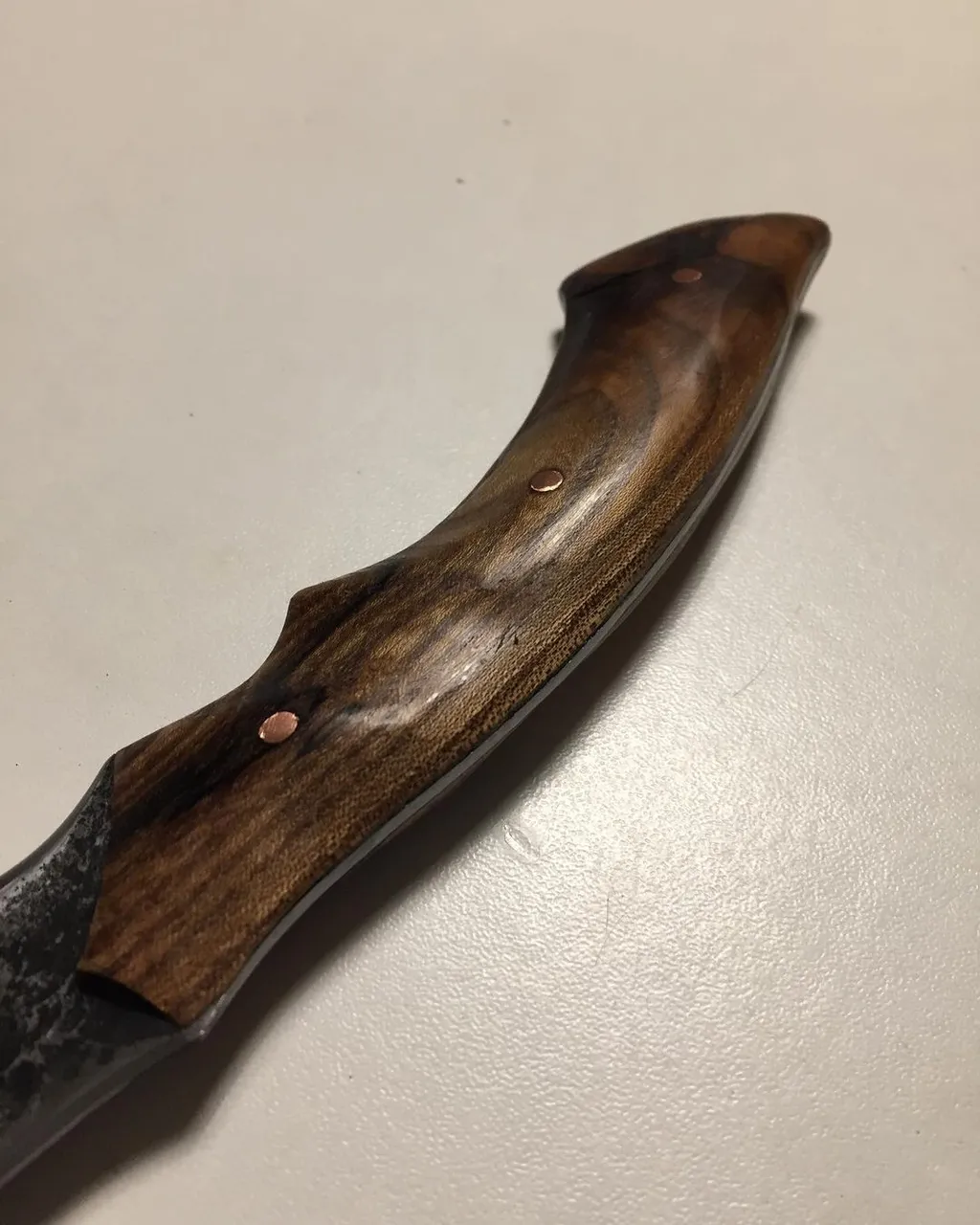 À la fois rustre et raffiné !
Maintenant disponible dans ma boutique, lien dans ma bio ;)
#knife #artisanatfrancais #couteau #couteauartisanal #couteaubrutedeforge #art #artwork #artisantcreateur