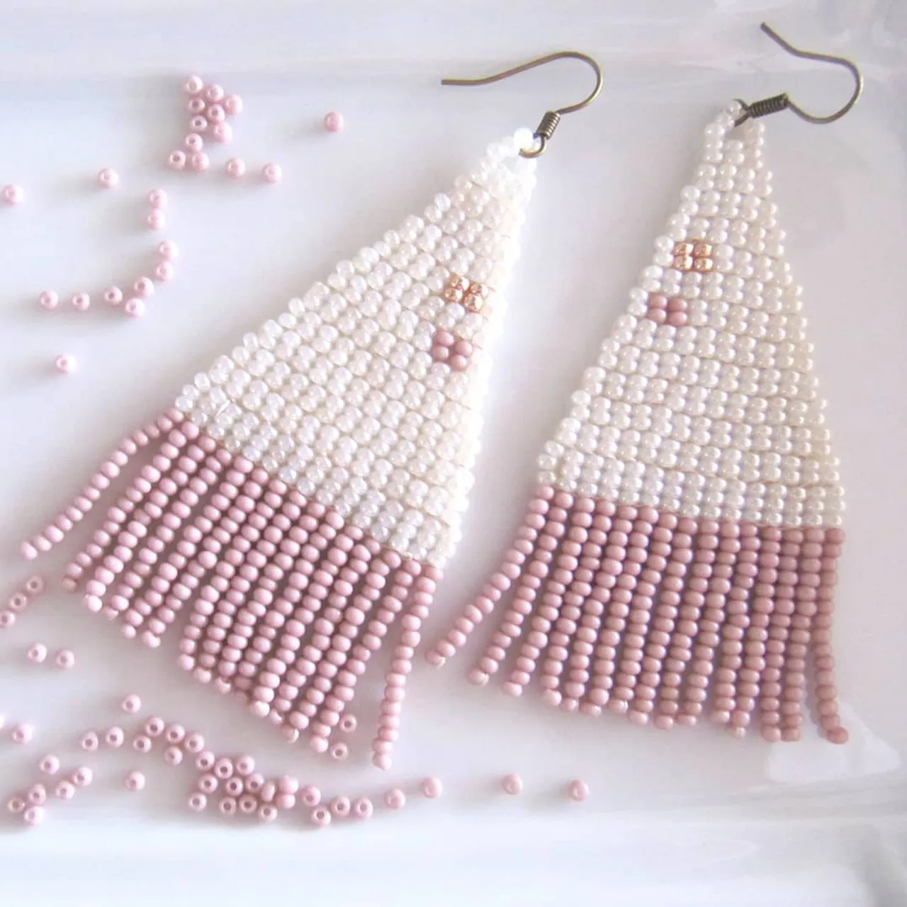 #earrimgs#pearls#rocailles#romantic#handmadejewelry #etsylove #boho#hippie#ohrringe#fransenohrringe#gift#schmuck#pendienteslargos#long#rosa#white