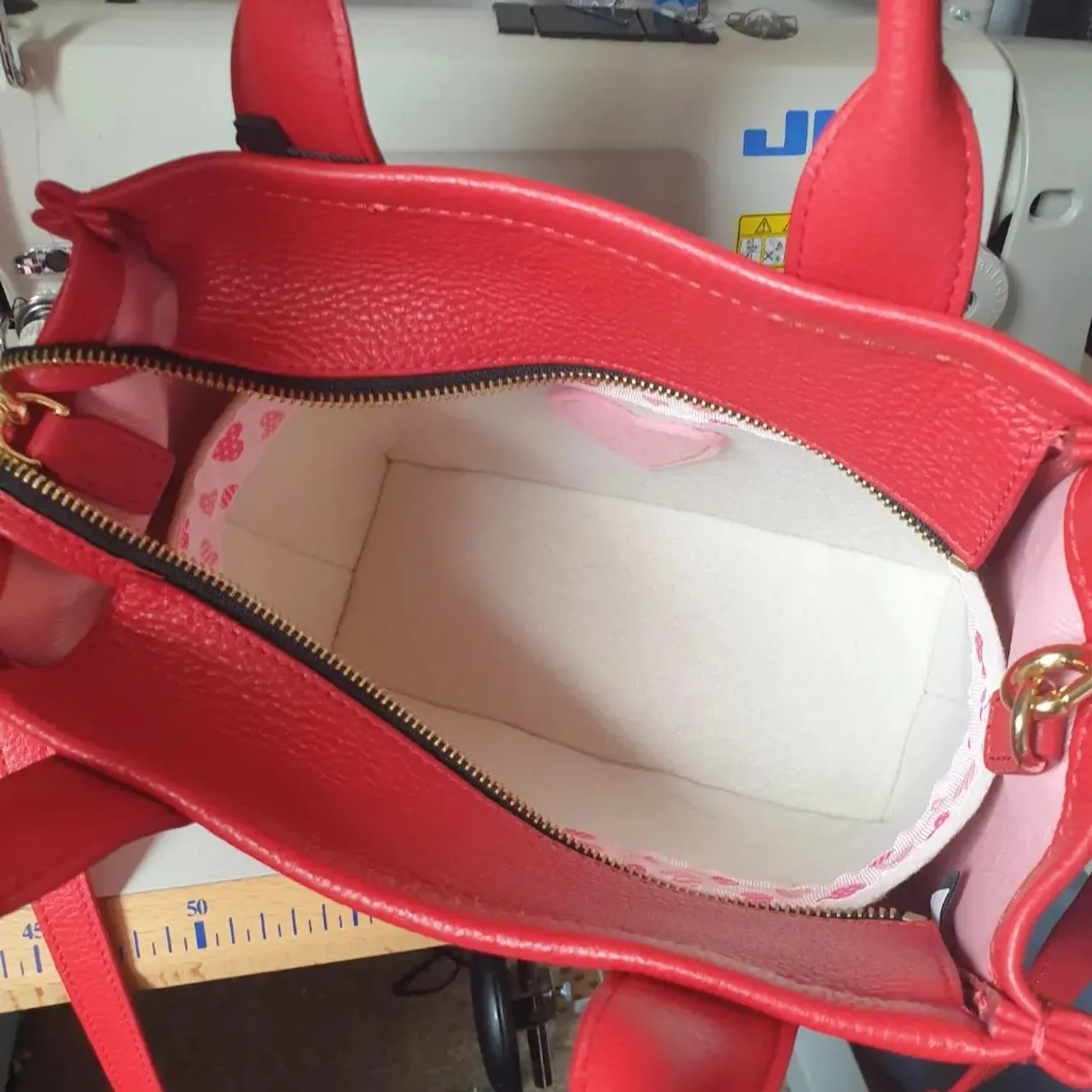 No filter required for this beautiful red leather bag by @marcjacobs absolutely stunning!  I can't decide which shade is nicer...I have worked on an organiser this morning, only to discover that the leather ones come a bit smaller internally...the learning never stops.  Organisers available on the Website #bagorganizer #marcjacobs #marcjacobstotebag #mjtote #thetotebag #mj #guccidiscosoho #redleather #newbag #gucci #bagorganiser #edinburghblooms #smallbusiness #madeinuk