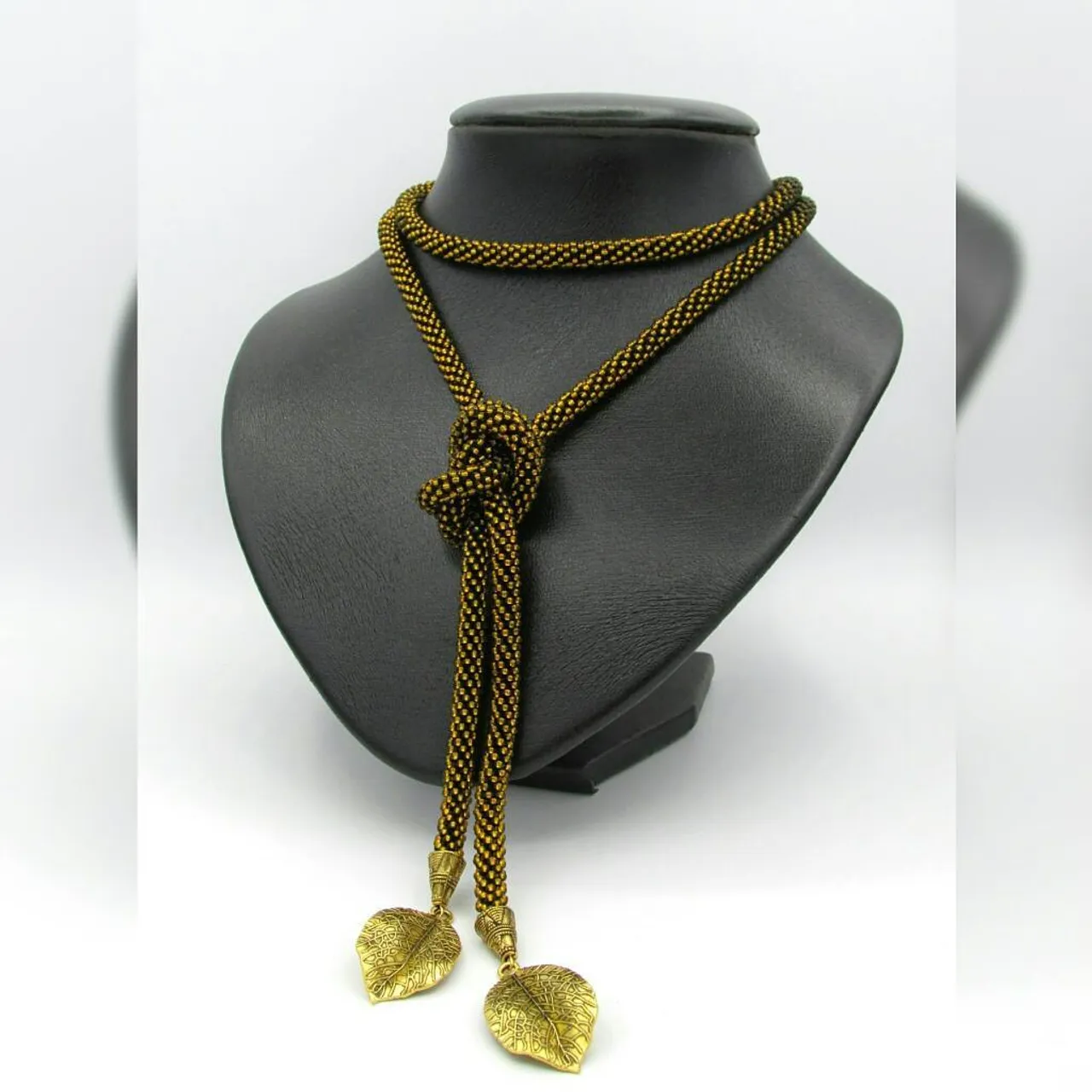 осеннеего настроения лариат 🍂 уже обрел свою хозяйку
#jewellery #jewelry #handmade #necklace #lariat #autamn2017 #autumn #leaf #yellowleaf #handmadejewelry #diy #ручнаяработа #оригинальноеукрашение #нарядноеукрашение #лариат #бисерныйжгут #бисер #украшения #украшенияизбисера #украшенияручнойработы #украшениямосква #украшенияназаказ #лариат #листья #листва #золотистый