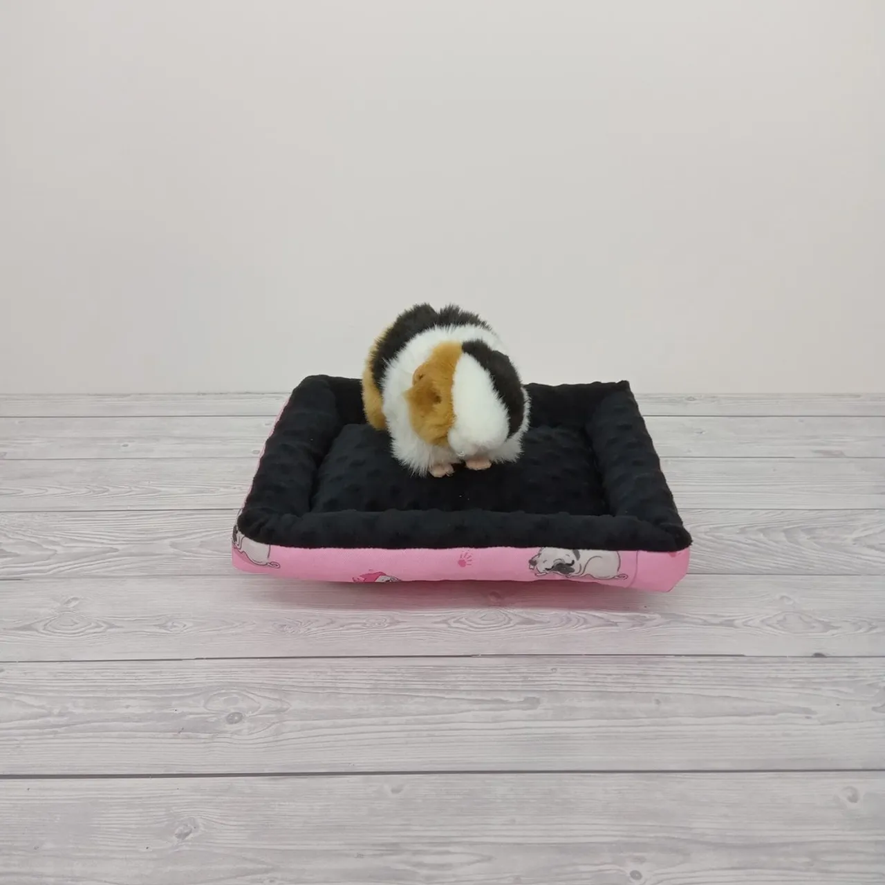 Co łączy mopsy i świnki morskie? 
What do dogs and guinea pigs have in common? 
#legowiskodlazwierząt #guineapig #miekkieposlanko #cosylaire