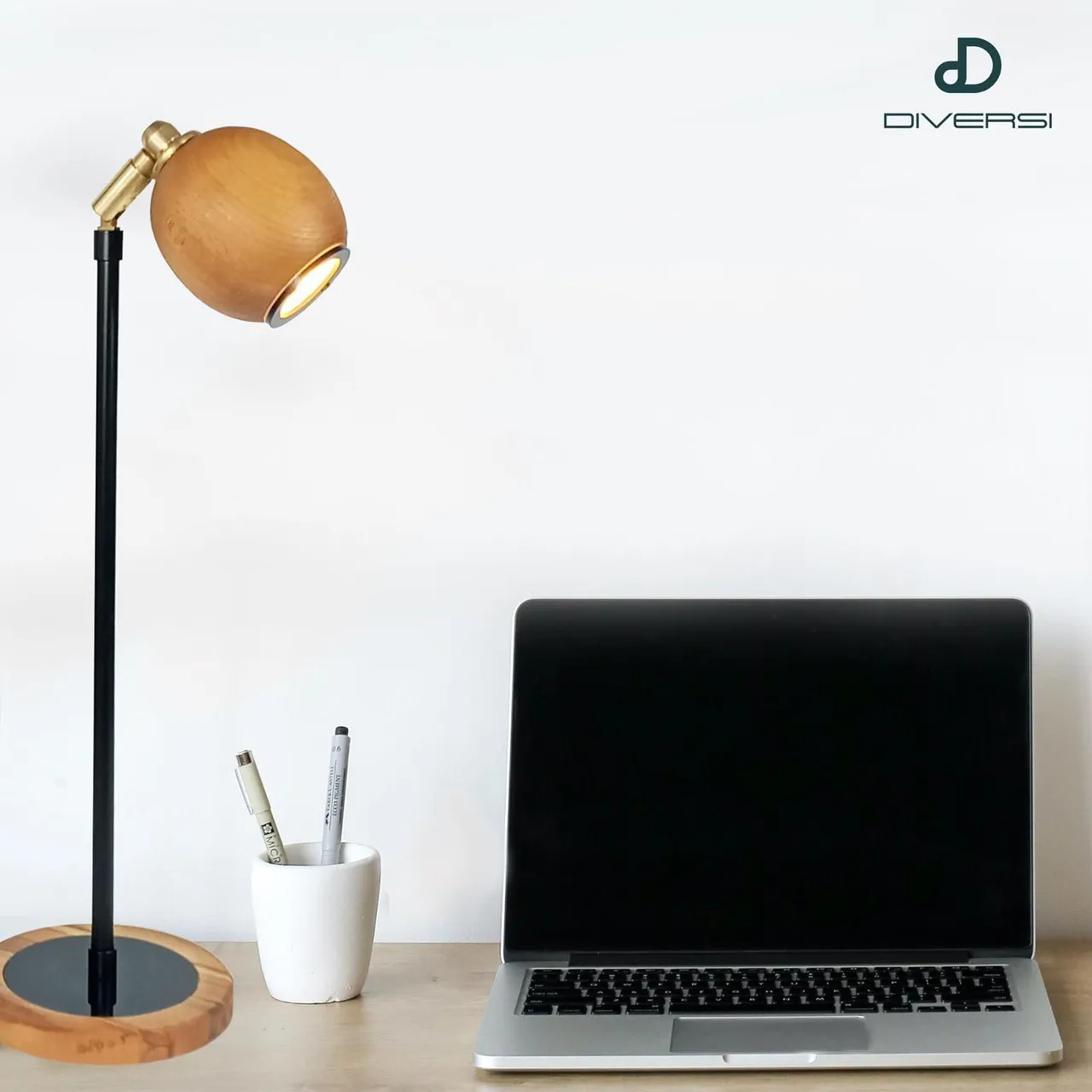 LED masa lambası... Yükseklik: 45 cm, Taban çapı: 15 cm, 220V ✨LED table lamp... Height: 45 cm (17,7 inch), Base diameter: 15 cm (5,9 inch) ✨ Photo credit ➡️ @pexels #tablelamp #desklamp #etsy #lightingdesigns #masalambası