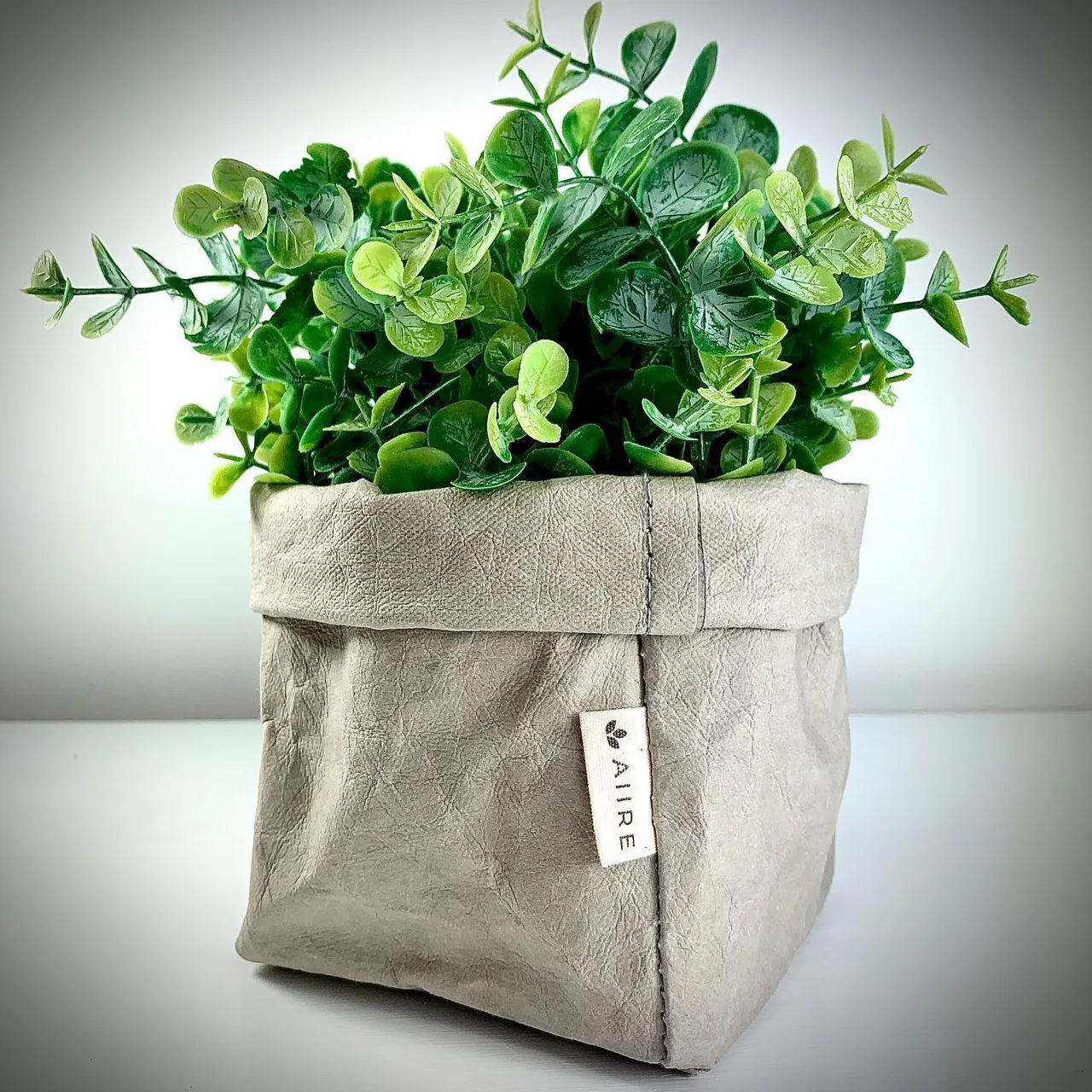 Nueva versión y nuevos colores de cestas de papel kraft ecológicas. En breve ya las tendremos a la venta! Y a ti, que color te gusta más ? #aiire #papercraft #decorativebasket #decorativebaskets #cestasalmacenaje #macetasdecoradas #maceterosoriginales #cubremacetas #adornosdecorativos