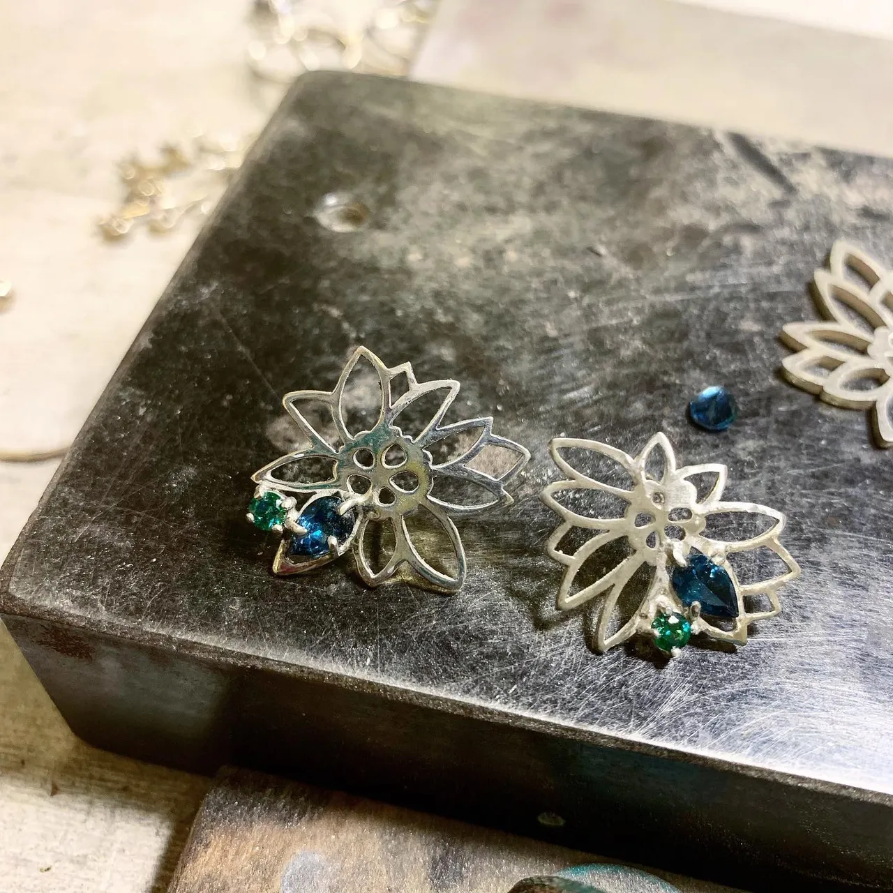 Aile fleurie
Boucles d’oreilles
Silver 925
London blue topaze
Green swarovski crystal
꽃의 파편은 원래 날개였다.
토파즈의 의미 : 성실, 용기를가지고 미래에 임하다
I
o
h
c
o
Ë
s
n
i
m
#ailefleurie #londonblue #green #swarovskicrystals #topaze #iohcoesnim #11월탄생석 #토파즈 #탄생석 #11월