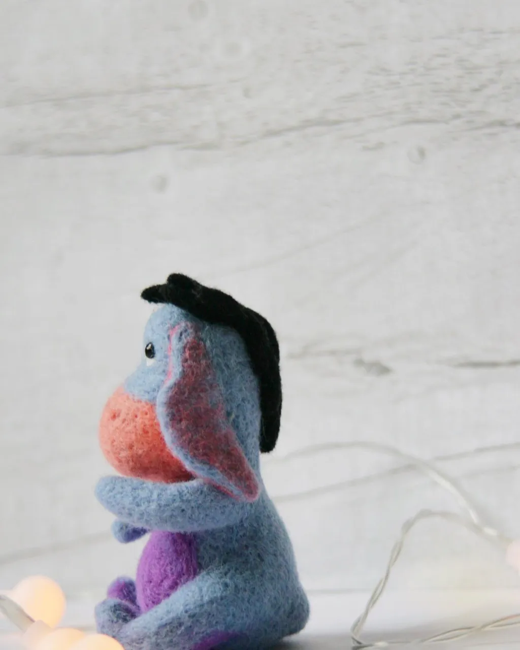Ослик Иа 💙 
Милый глазастик , ищет домик 💙
Ростиком 9,5 см 
Сухое валяние , ручная работа 💙

#творчество #сухоеваляниешерстью #шерсть #ослик #осликиа #мультики #персонажи #ручнаяработа #подарок #назаказ #уют #санктпетербург #москва #калининград #войлок #валяние