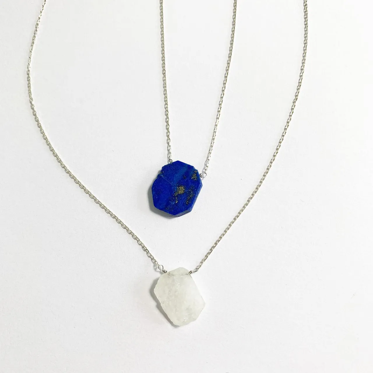 Long necklace
Sautoir
Lapis lazuli
Rainbow moon stone
Silver
I
o
h
c
o
Ë
s
n
i
m
#moonstone #rainbowmoonston #lapislazuli #blue #white #bleu #blanc #necklace #sautoir #collier silver #iohcoesnim_lapislazuli #iohcoesnim_moonstone