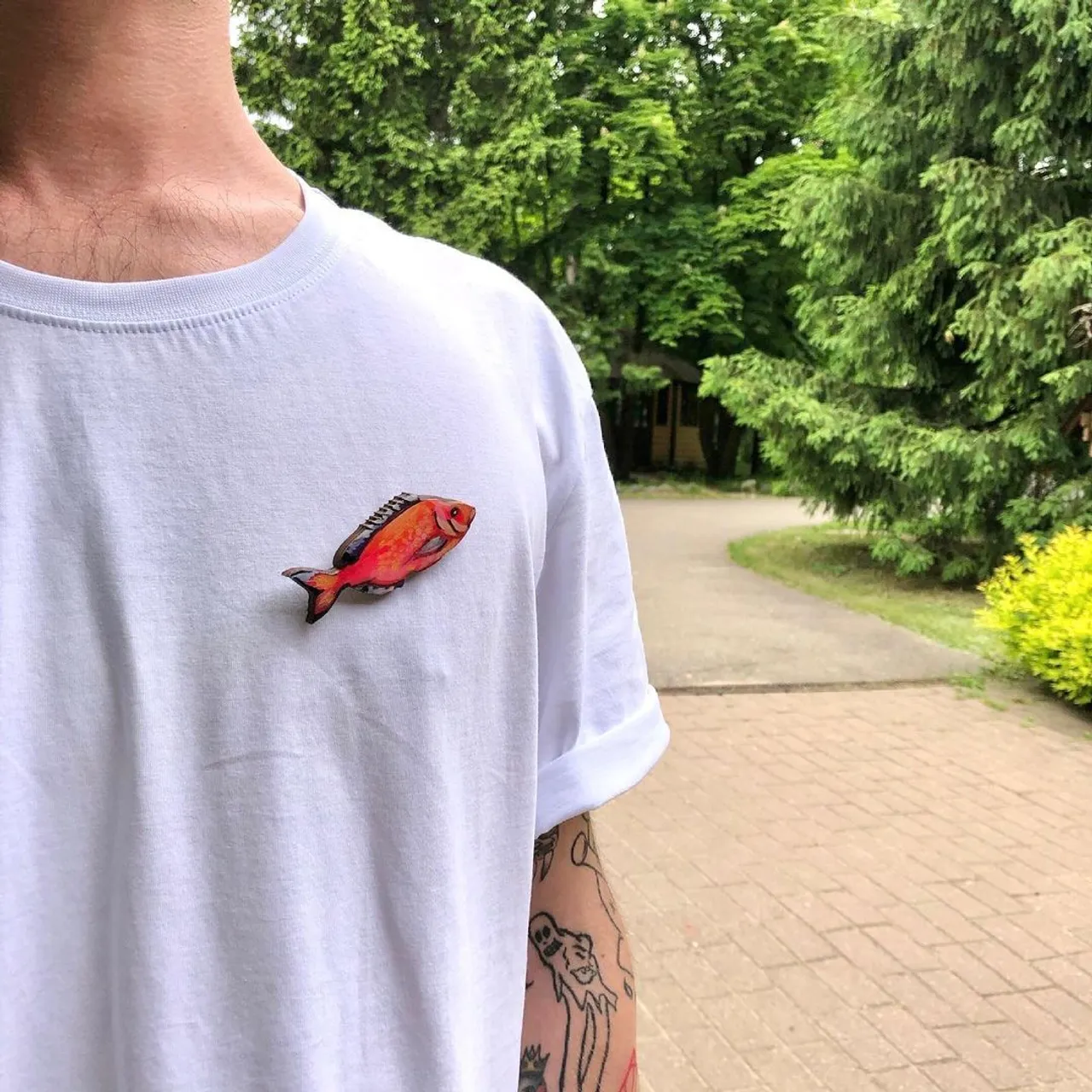 😍😍😍

В нашем мире существует очень много стереотипов, один из них это то, что броши могут носить только девушки, но наш прекрасный друг доказывает обратное 👌🏻

Кстати на фото вы можете увидеть наше любимое сочетание белой футболки и яркой броши 😍