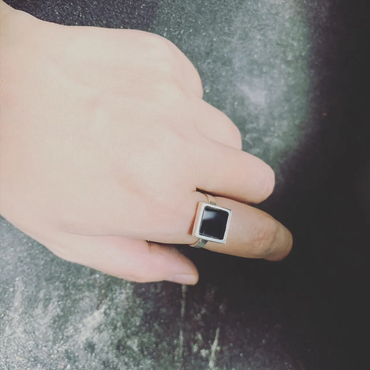 Black onyx 
Bague 
Ring 
Argwnt massif 
Silver 
I
o
h
c
o
Ë
s
n
i
m
#onyx #carré #argent #silver #black #noir #bague #ring #반지 #指輪 #핸드메이드주얼리 #오더메이드주얼리 #금속공예 #금속공예가 #디자이너주얼리  #갤러리 #주얼리선물 #핸드메이드 #천연석주얼리 #오닉스 #블랙오닉스 #블랙스톤