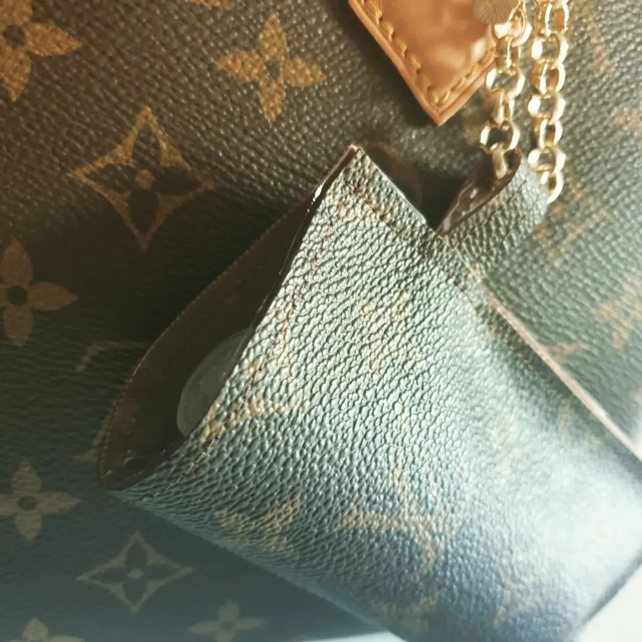 Finished on high note 🤞 repurposed canvas for a hand gel holder. Heading to a lovely customer who I met on Ebay! It's repeated customs that keep my heart going and I am so happy to offer the first of this NEW product to M. 😘  Wipeable interior from spillages #blessing #smallbusiness #onewomanband #bestcustomers #canvas #upcycle #upcycled #covid #slg #lvmonogram #lvspeedy25