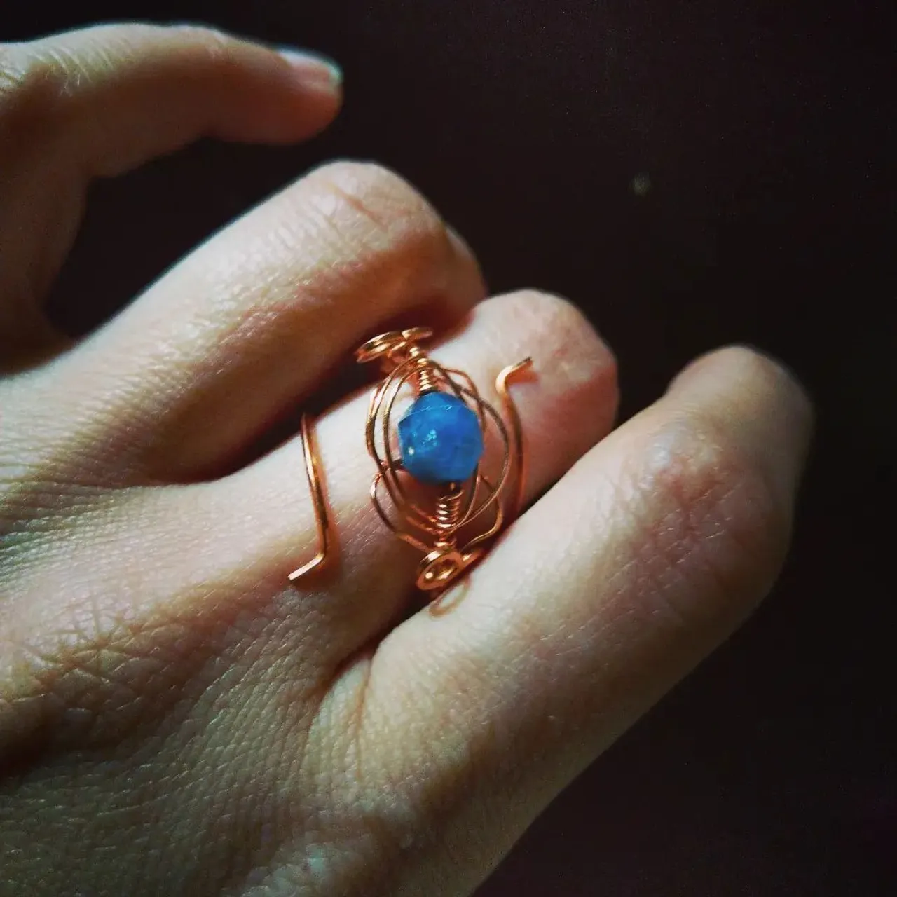 Anello in rame ed apatite blu sfaccettata.
Copper ring with faceted blue apatite.