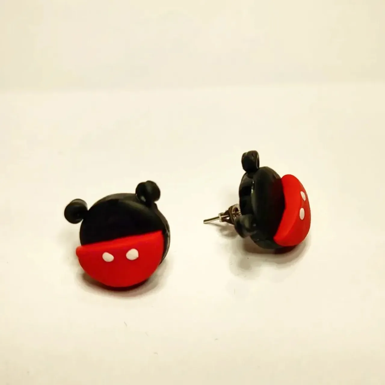 ¡No podía faltar! ¡Pendientes Mickey Mouse!🖤❤️
.........
Mickey Mouse earrings!🖤❤️
#mickeymouse
#mickey
#disney #handmadejewelry #handmade #handmadeearrings #earrings #personalizables #pendientesartesanales #polimerclay #pendientes #arcillapolimerica #artesania #artesanal