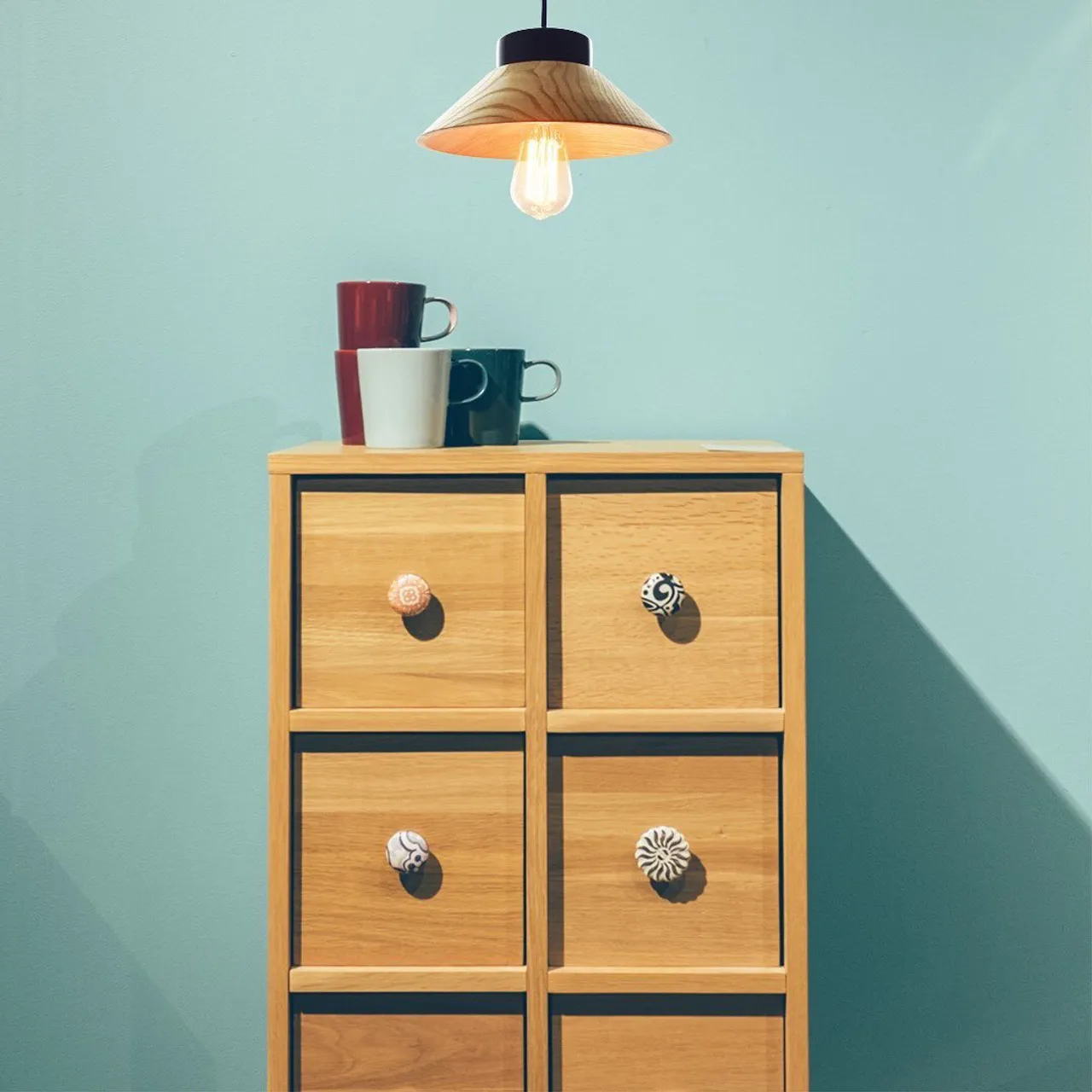 Aydınlatmada sade ve modern dokunuşlar✨Simple and modern touches in lighting✨Photo credit➡️ @pixabay #aydınlatma #aydınlatmatasarımı #aydinlatma #aydinlatmatasarimi #dekorasyon #tasarım #tasarim #ahsap #ahsaptasarim #ahşap #ahşaptasarım #sarkıtlamba #sarkitlamba #kestaneagaci #kestaneağacı #ofisdekorasyonu #evdekorasyonu #lighting #lightingdesign #decoration #design #handmade #handmadelighting #interiordesign #pendantlamp #officedecoration #homedecoration #chesnuttree #etsy #DiversiDesign