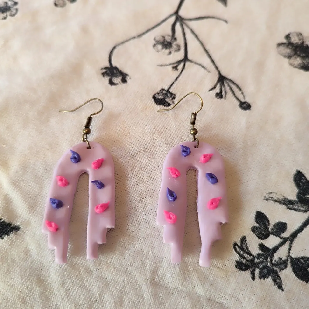 ¡Nuevos pendientes! ¿Qué os parecen?
¡Podéis personalizar los colores!💗💜
...........
New earrings!
It's possible to customize them!💗💜
#etsy #etsyshop #handmadejewelry #handmade #handmadeearrings #earrings #personalizables #pendientesartesanales #pendientes #customized #polimerclay #arcillapolimerica #artesania #artesanal