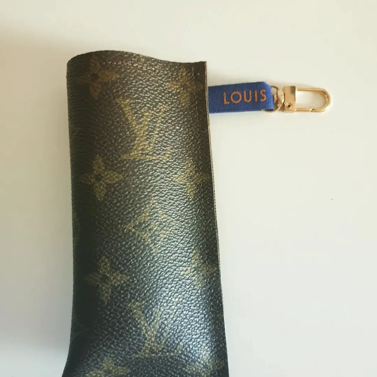 Finished on high note 🤞 repurposed canvas for a hand gel holder. Heading to a lovely customer who I met on Ebay! It's repeated customs that keep my heart going and I am so happy to offer the first of this NEW product to M. 😘  Wipeable interior from spillages #blessing #smallbusiness #onewomanband #bestcustomers #canvas #upcycle #upcycled #covid #slg #lvmonogram #lvspeedy25