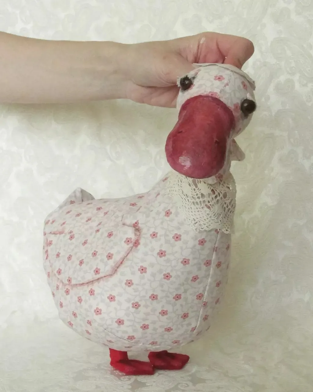 текстильные представители птичьего двора
#индоутка #уточка #планшетка #текстильнаякукларучнойработы #индюшата #флораифауна #сельскаяжизньсбаклажаном #театкукол #puppetdesigner #puppetmaster #artwork #handmadedecor #puppetmaker #puppetmaking #professionalpuppetmaker #professionalpuppeteer