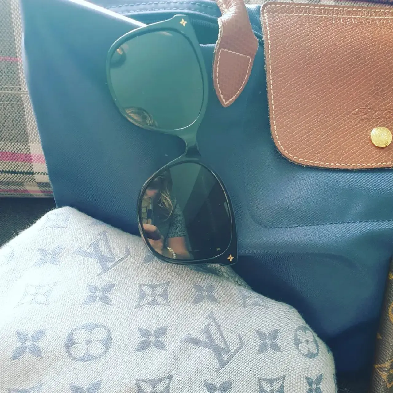 Bag and accessories spam while getting ready for our day @wimbledon .  I started playing tennis and collecting LV in similar times and although my body is getting older, my collection is here to accommodate long term use. I might not be able to play in my old age, but I can stick my sunnies and shawl on. Sit and watch my girl playing. Anyone attending Wimbledon, use suncream! Go 🇬🇧 #wimb #wimbledon #wimbeldon2022 #tennis #tennislife #bagorganizer #longchamplepliage #louisvuitton #longchamplepliageclub #lvagendapm #lvshawl #monogram #luxurybagheaven #lvsunglasses #lvmonmonogram