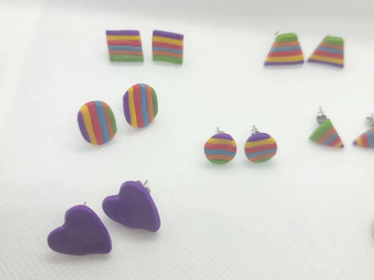 ¡A celebrar con orgullo!🌈
......................
Celebrate with pride! 🌈
#pride #orgullo #lgtbi #handmadejewelry #handmade #handmadeearrings #personalizables #pendientes #pendientesartesanales #polimerclay #earrings #multicolor #multicolour #arcillapolimerica #artesania #artesanal
