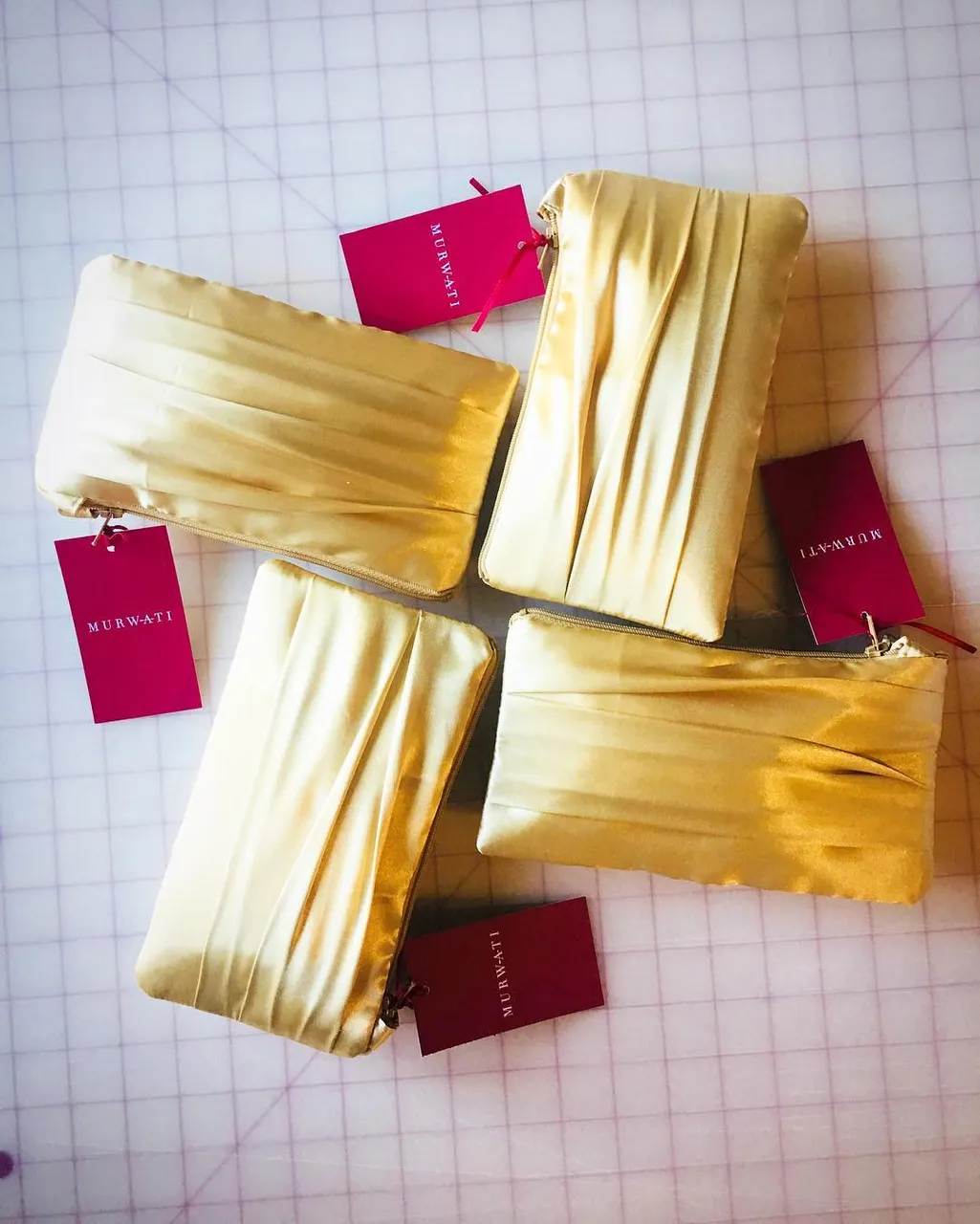 Shine like the stars ⭐️ ✨ 💫 .
.
.
•
•
•
#autumnwedding #fallwedding #customwedding #bridesmaids #bridalpurse #bridesmaidgifts #bridalclutches #weddingbag #etsymom #etsyshop #goldwristlet #goldclutch #goldclutchbag