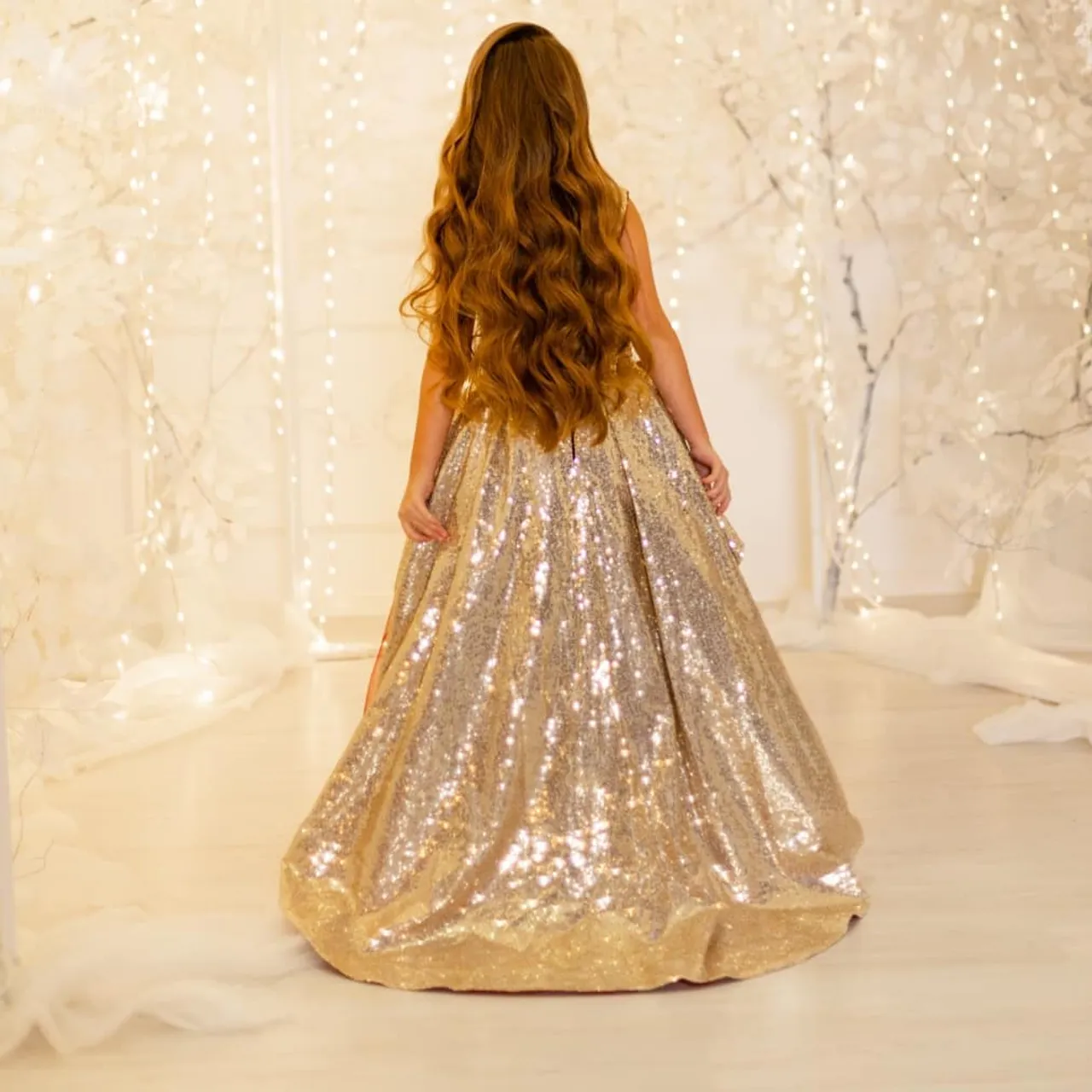 Princešī kleita👑👗 mirdzošs fliteru audums ar bordo tillu❤😍
⠀
Kleitas cena no 105 eur ⠀
Piedāvājam gan individuālās šūšanas pakalpojumus, gan iespēju izvēlēties savu sapņa kleitu no gataviem modeļiem
🌟 Plaša tilla, mežģīņu un audumu krāsu izvēle. Var arī kombinēt krāsas
⭐ Kleitas garumu/dizainu var mainīt
⭐Kleitas tiek šūtas pēc jūsu individuāliem mēriem vai jebkura standarta izmērā no 74cm līdz 147cm un XS - XXL izmēros
⭐Lai pasūtītu rakstiet PM vai Viber/Whatsapp 28895815. Pielaikot un redzēt gatavas kleitas var Valdemāra 118 (iepriekš vienojoties par tikšanos laiku)  #tillakleita #tutukleita  #garakleita #princešukleita #bērnumode #bērnusvinīgakleita #meiteņukleitas #платьедляпринцессырига #нарядноеплатьерига #нарядноедетскоеплатьелатвия