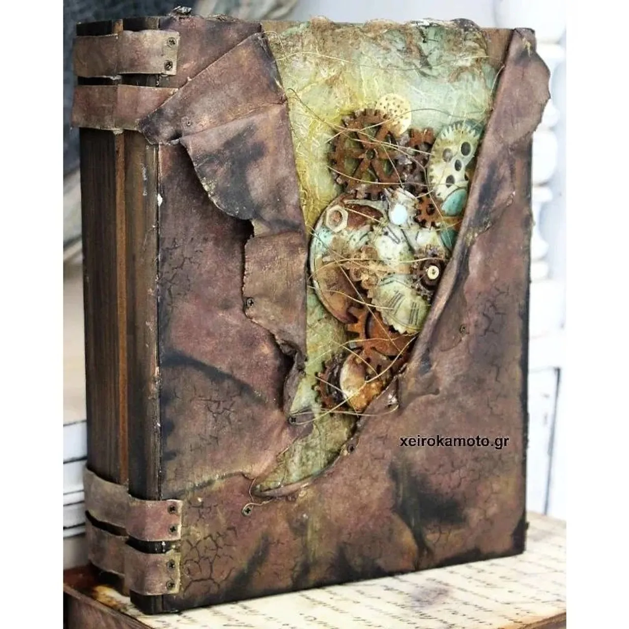 Για να θυμηθούμε κουτιά βιβλία που άφησαν την δική τους ιστορία στο Xeirokamoto. Παλιά και νέα αλλά όλα τους αγαπημένα με πολλούς θαυμαστές! #woodenbook #crafts #mixedmedia