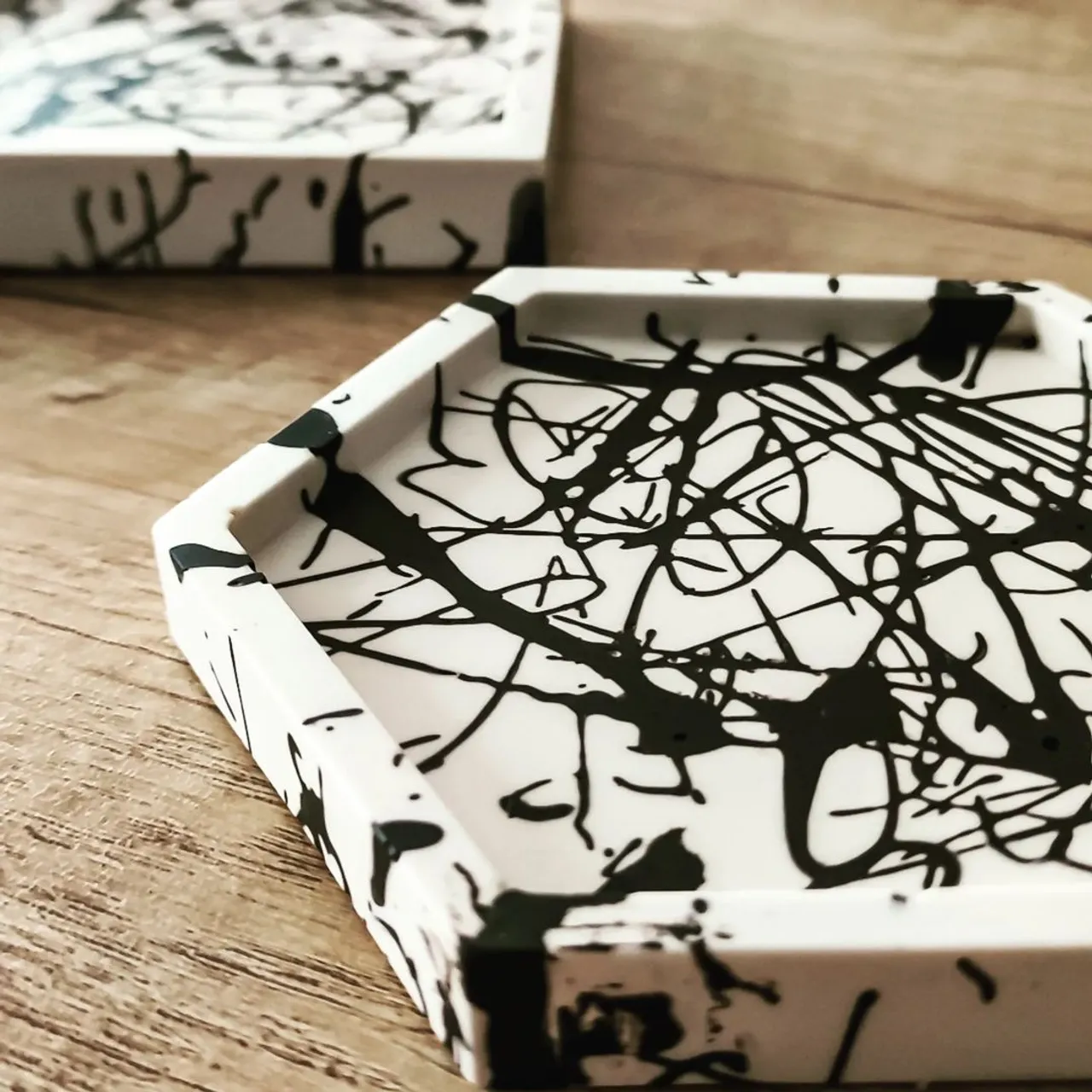 Splash hexagon coasters/trays
Black and white is a true classic
You can find all my items in etsy shop (link in bio).
#etsy #minimalchic #blackandwhite
#jesmonitehomeware
#jesmonite #homeinterior #decor #ecodecor #design #crafts #etsymaker #smallbusiness #handmade