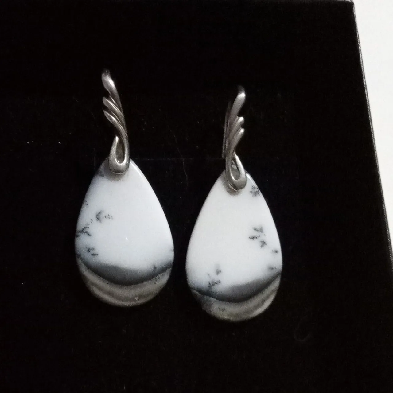 Orecchini in argento sterling 925 con dendrite a goccia.

Sterling silver earrings with flat dendrite drop .