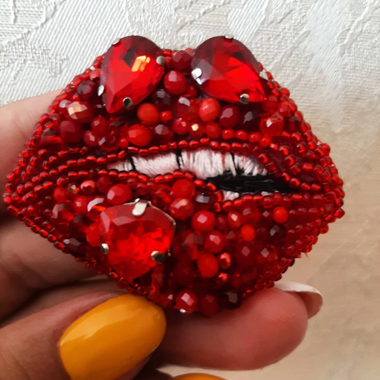 Новенькая, еще горяченькая брошь готова. Разнообразные оттенки красного смотрятся шикарно на любом фоне. Хороший подарок себе и близким. Доступна к приобретению, доставка бесплатная.
#купитьброшьизбисера #купитьброшьукраина #купитьброшь #купитьброшьвподарок #купитьброшьспайеток #куппитьброшьсвоимируками #купитьвышитуюброшь #купитьброшьхендмейд #buyhandmadebrooch #buybeadedbrooch #buybrooch 
#брошьвышивка #брошьбисер
🇺🇦🇺🇦🇺🇦Для заказа по Украине 
https://shafa.ua/member/olgashulgina20
И https://shulginaolga2.crafta.ua/
🌏🌏🌏🌎🌎🌎🌍🌍🌍🌍🌍🌍Доставка в другие страны 
https://www.etsy.com/shop/DigiUniquePrintBox?ref=seller-platform-mcnav