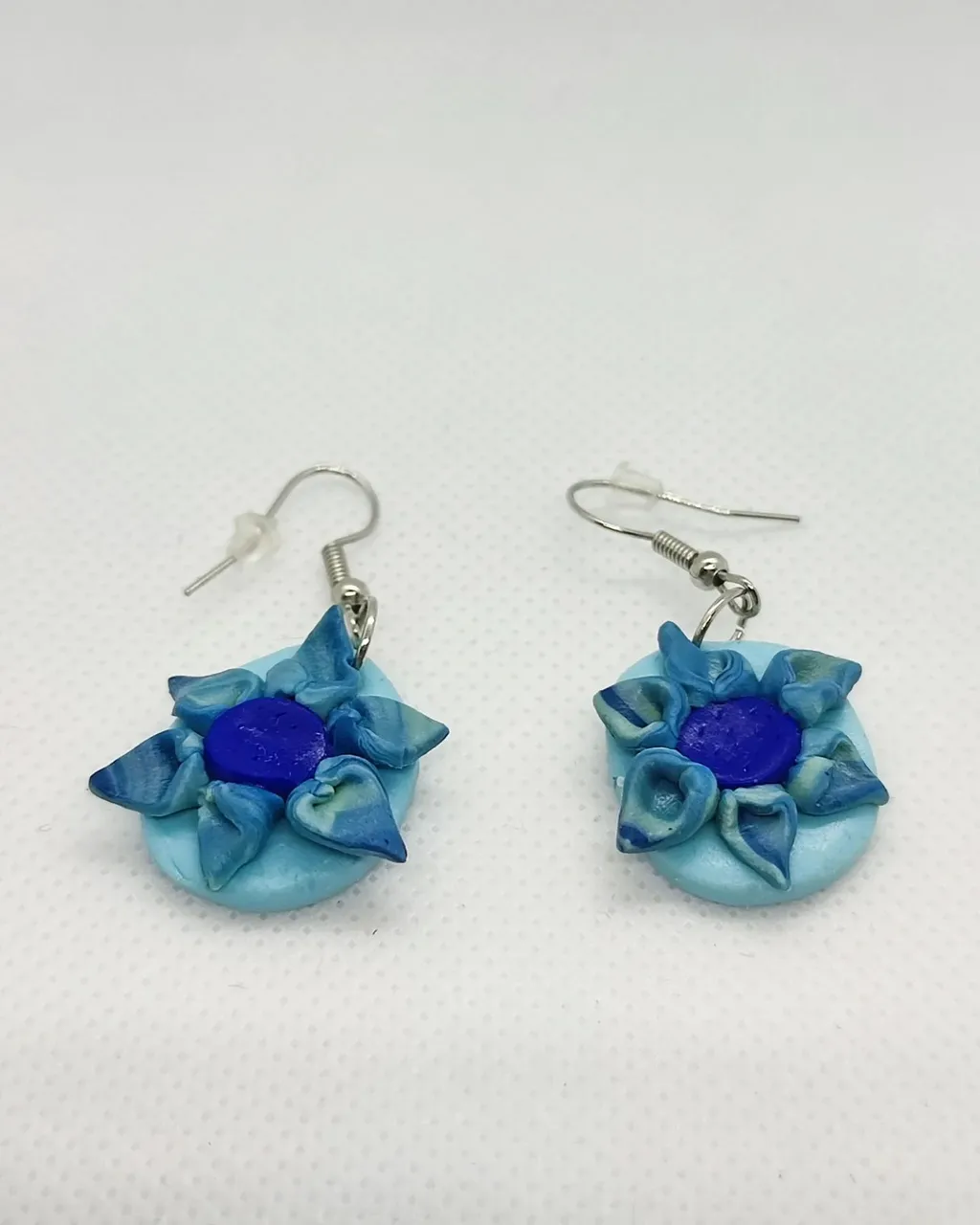 Blue! 💙

#artesania #arcillapolimerica #artesanal #personalizables #pendientesartesanales #polimerclay #blue #flowers #handmadejewelry #handmade #handmadeearrings #earrings #pendientes