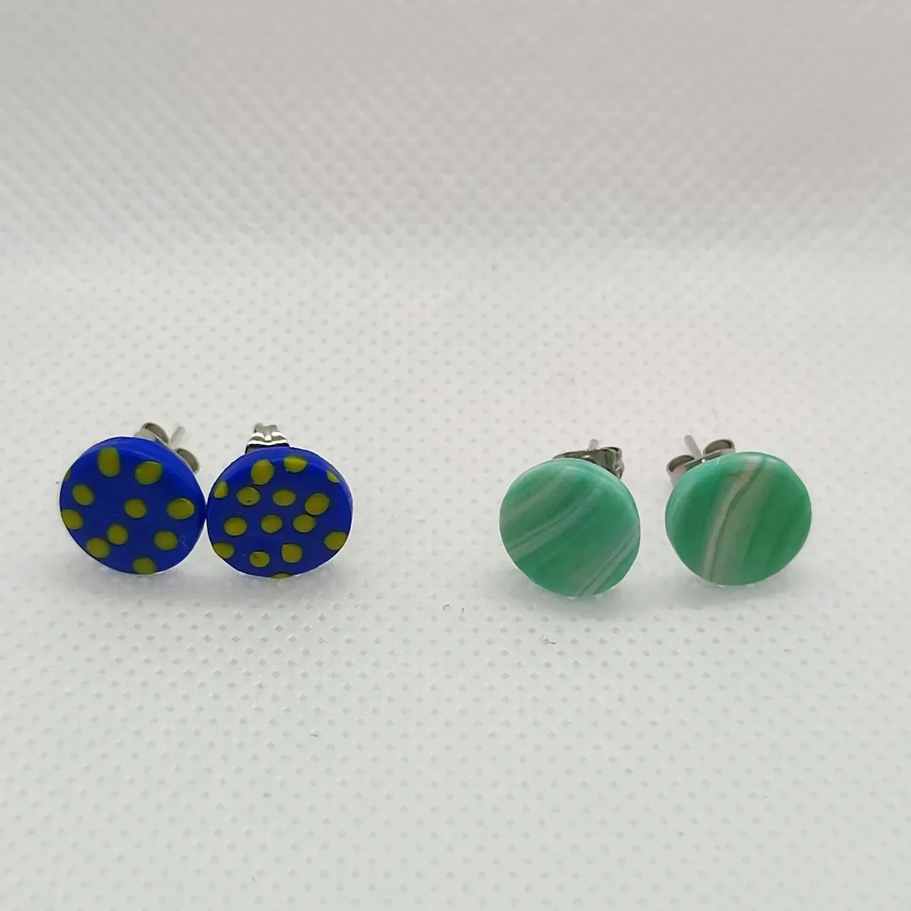 ¡Llega el finde y con él nuevas variedades y colores! ¡Puedes personalizar los diseños!🤗
..................
Do not hesitate!  Customize your designs! 🤗

#handmadejewelry #handmade #handmadeearrings #personalizables #pendientesartesanales #polimerclay #pendientes #handmadejewelry #handmade #handmadeearrings #colours #newcolours #customize