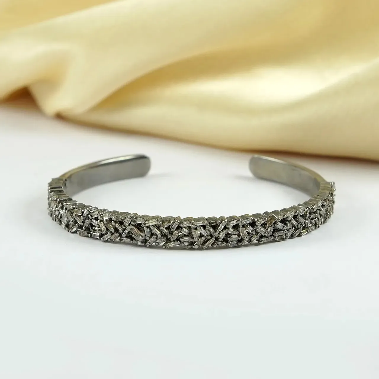 Sksoni.etsy.com

Diamond bugats hand cuff