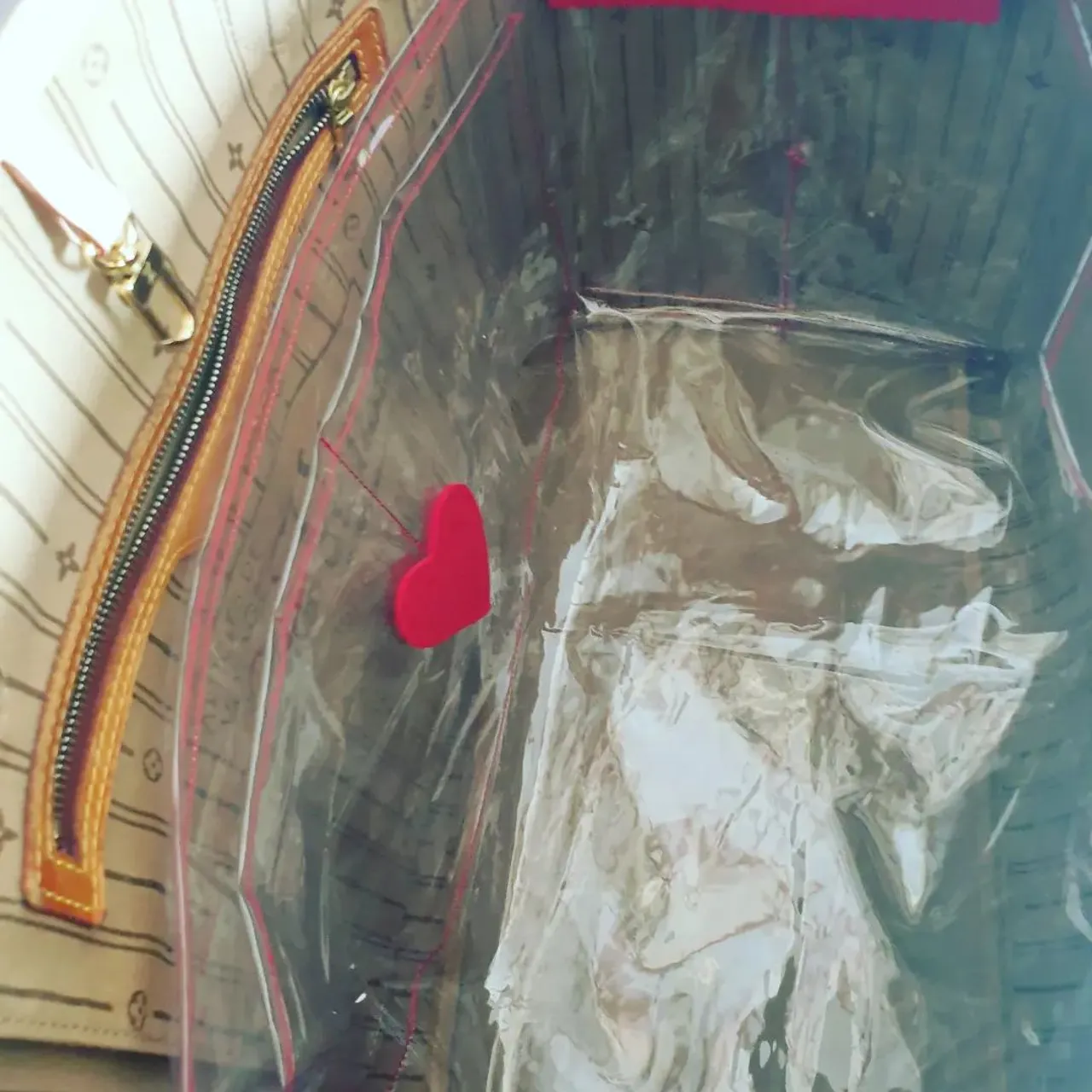 Beach ready! Neverfull GM clear and waterproof liner includes 2 pockets plus large in for tablet or ipad. ON THE WEBSITE #neverfull #neverfullgm #neverfullmm #lvneverfullgm #lvneverfull #beach #beachbag #holiday #summer #waterproof #lvmonogram
