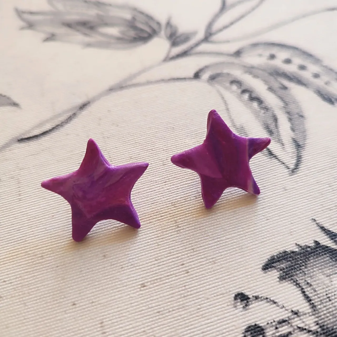 Stars by night 💜⭐

Choose your favourite colour!

#new #etsy #etsyshop #personalizables #pendientesartesanales #pendientes #arcillapolimerica #polimerclay #artesania #artesanal #handmadejewelry #handmade #handmadeearrings