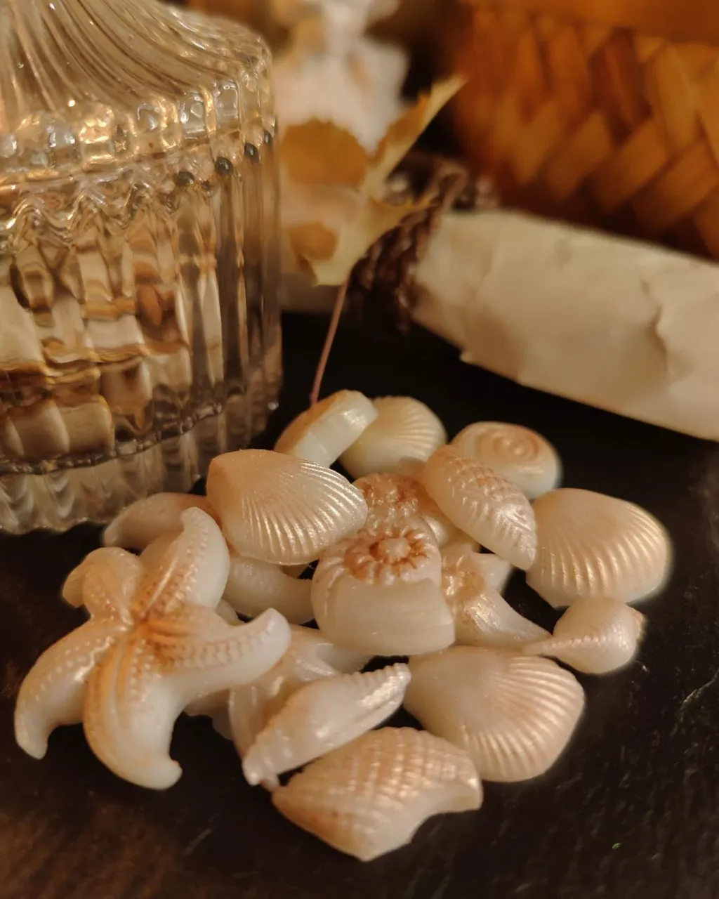 New Year - New products that you'll love in Azura's Alchemy Lab.
Strong scented and beautifully shaped wax melts with our range of fragrances ✨
Visit our Etsy page for all the details
https://www.etsy.com/listing/1152642497/seashells-shaped-wax-melts-argonian
#waxmelts #skyrim #tes #oblivion #skyrimscents #skyrimgifts #rpggifts #geekgifts #scents #argonian #fragrance