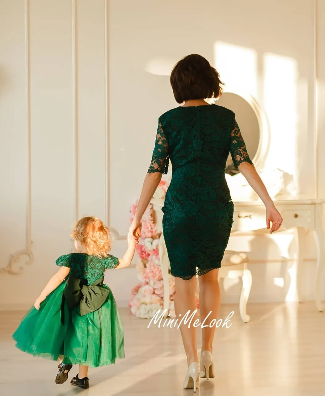 Ļoti universāla mežģīņu kleita pieaugušajam, kuru var vilkt gan uz svinīgo pasākumu, gan uz darba tikšanām, savukārt meitai ir princešu kupla tilla kleita 🎀👑🛍
⠀
Piedāvājam gan individuālās šūšanas pakalpojumus, gan iespēju izvēlēties savu sapņa kleitu no gataviem modeļiem ⠀
🌟 Plaša tilla, mežģīņu un audumu krāsu izvēle. Var arī kombinēt krāsas⠀
⭐ Kleitas garumu/dizainu var mainīt⠀
⭐Kleitas tiek šūtas pēc jūsu individuāliem mēriem vai jebkura standarta izmērā no 74cm līdz 147cm un XS - XXL izmēros⠀
⭐Lai pasūtītu rakstiet PM vai Viber/Whatsapp 28895815. Pielaikot un redzēt gatavas kleitas var Valdemāra 118 (iepriekš vienojoties par tikšanās laiku) #ballišukleitas #mammameita #vienādaskleitas #платьямамадочкарига #платьямамадочкалатвия #нарядныеплатьярига #нарядныеплатьялатвия #mežģīņukleita #svinīgakleita #bērnukleita #kleitapasškumam #нарядноеплатьедлядевочки #детскоенарядноеплатье