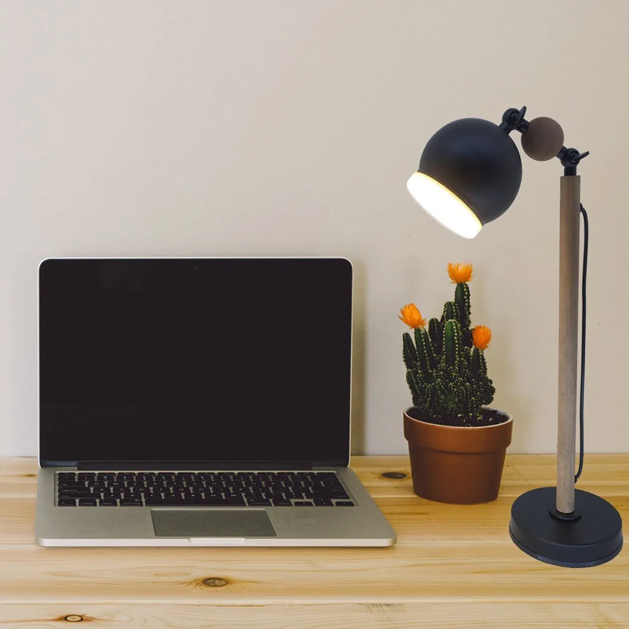 Başlığı ayarlanabilir 10 W güce sahip LED masa lambası ✨10 W LED table lamp with adjustable lamp head ✨Photo credit ➡️ @pineapplesupply.co #aydinlatma #masalambasi #aydinlatmatasarimi #tasarim #dekorasyon #aydınlatma #masalambası #aydınlatmatasarımı #tasarım #interiordesign #handmade #handmadelighting #tasarım #tasarımfikirleri #evdekorasyonu #içdekorasyon #içdizayn #lighting #decoration #design #tablelamp #desklamp #etsy #DiversiDesign