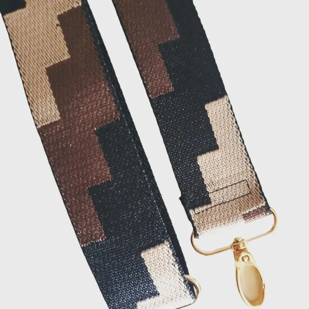 After looking for a good quality strap, I got fed up seeing the same old slippery and cheap (yet costly) nylon type. Roll on the sturdy, non slip, adjustable, made to order, wide and COMFORTABLE strap! Made for you and your bag so let me hear you say "yes please". Available on the website now in the accessories shop #website #pochetteaccessoires #mulberryalexa #mulberrybayswater #madeinuk #strap #luxurybagheaven #luxurybag #longchamplepliage #speedy20 #lv #mulberry #longchampparis