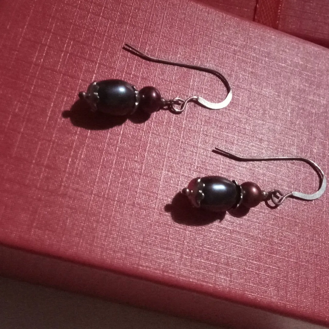 Orecchini in argento sterling 925 con particolari in argento e perle coltivate blu e rossa.

Sterling silver earrings with silver  details and blue and red cultivated pearls.