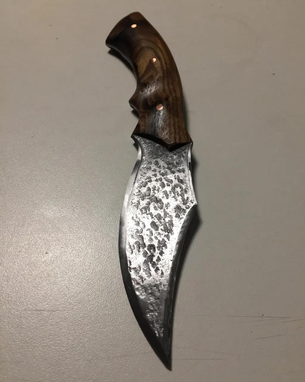 À la fois rustre et raffiné !
Maintenant disponible dans ma boutique, lien dans ma bio ;)
#knife #artisanatfrancais #couteau #couteauartisanal #couteaubrutedeforge #art #artwork #artisantcreateur