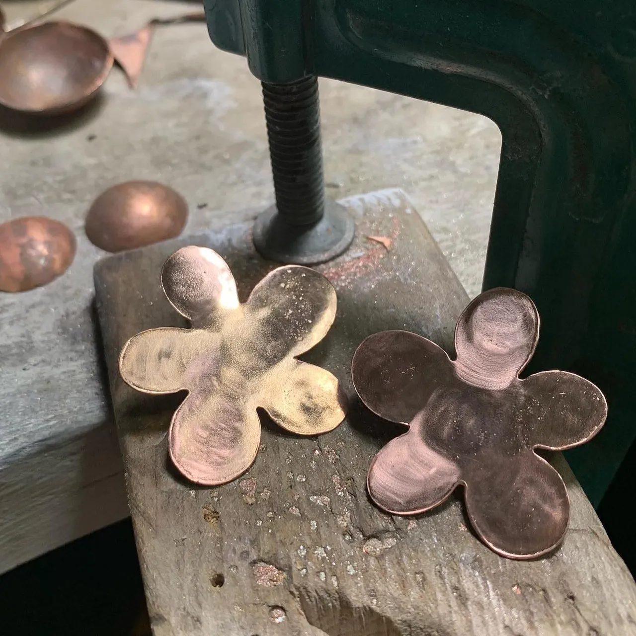 New collection
.
.
.
.
.
.
.
.
.
.
#jewelry #copper #earrings #bouclesdoreilles #flower #popflower #fleur #bijoux #cuivre #주얼리 #귀걸이 #팝아트 #팝아트주얼리 #볼드귀걸이 #핸드메이드 #handmade #metqlsmith