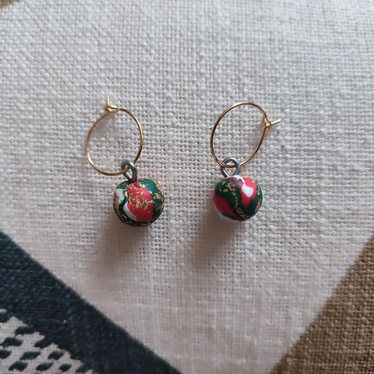 Christmas collection! 🎄🎅🥳

#arcillapolimerica #artesania #artesanal #christmascollection #christmas #etsy #etsyshop #polimerclay #personalizables #pendientesartesanales #pendientes #personalize #handmadejewelry #handmade #handmadeearrings #jewelry