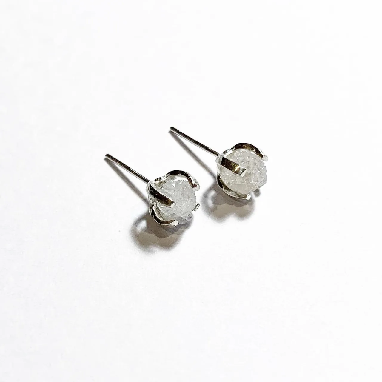 Minimal art jewelry
#cotonfleurensucreneige 
@minseobyminseo collection 
Earrings 
Geode quartz 
I
o
h
o
Ë
s
n
i
m
#geodequartz #blanc #earring #bouclesdoreilles #handmade #pieceunique #silver #argent mbijoux #jewelry #iohcoesnim_quartz