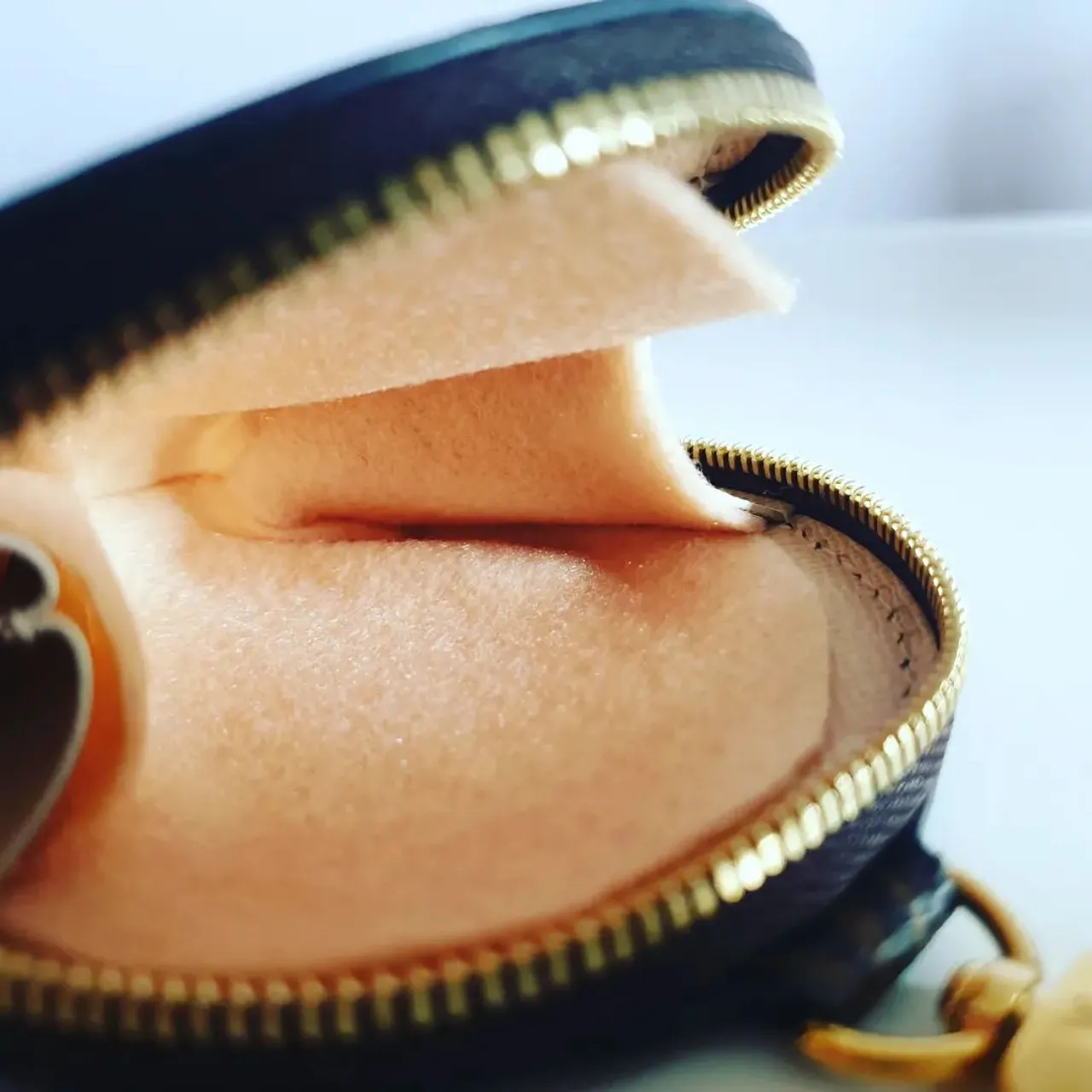 Working on achieving snug and perfectly fitting inserts this week. This was possible when I had the bags to work with hands on:
-Pochette Felicie 
-Croisette
-Coin purse 
This allowed me to learn and deepen my knowledge of these bags.
All liners, shapers and chains are on 
www.luxurybagheaven.com 
Worldwide shipping 

As always thank you for your trust. 
Moria ❤ 
#luxurybag #luxurybagheaven #lvcoin #coinpurse #lvfelicie #pochettefelicie #felicie #croisette #lvcroisette #lvazur #baginsert #bagorganizer #lvmultipochette #lvempreinte