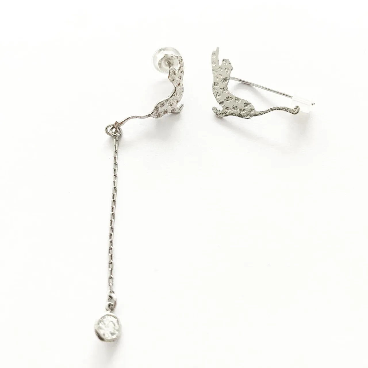 Stretching Leopard 
Earrings
Silver+ 18k white gold plated 
Crystal synthetic 
I
o
h
c
o
Ë
s
n
i
m
#silver #earrings #bouclesdoreilles #stretchingleopard #crystal #cristal #leopardherbivore