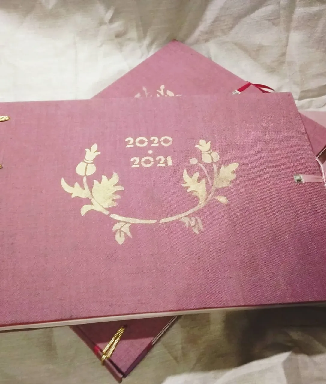 Выпускные альбомы для воспитанников частного детского садика. Полностью ручная работа: каллиграфические подписи под фото, тематические картинки и набивки, самодельные обложки.
#выпускныеальбомы #выпускныеальбомыдлядетскогосада #хендмэйд #ручнаяработа #мастерская #workshop #handnade