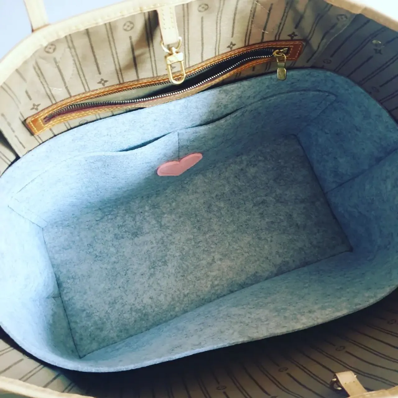 Let's talk about 
Loss of shape? 
When you don't use an insert or shaper pillow, your bag loses shape!

Whether it's canvas or leather, the creases and fold damage it long term. One simple solution-liner/ insert &
Long term - consider a shaper/pillow 

This is my super strong grey felt, but I match all LV Neverfull interiors
(Baby pink, biege, hot pink, cream, black, baby, brown)

Available on
www.luxurybagheaven.com 
Just thought Neverfull mm/gm into the search box 
@momm.ydo vivienne 
#luxurybagheaven #lvneverfullmm #lvneverfull #lvneverfullgm #neverfull #neverfullmm #neverfullgm #bagorganizer #bagorganiser #baginsert #madeinscotland #madeinuk