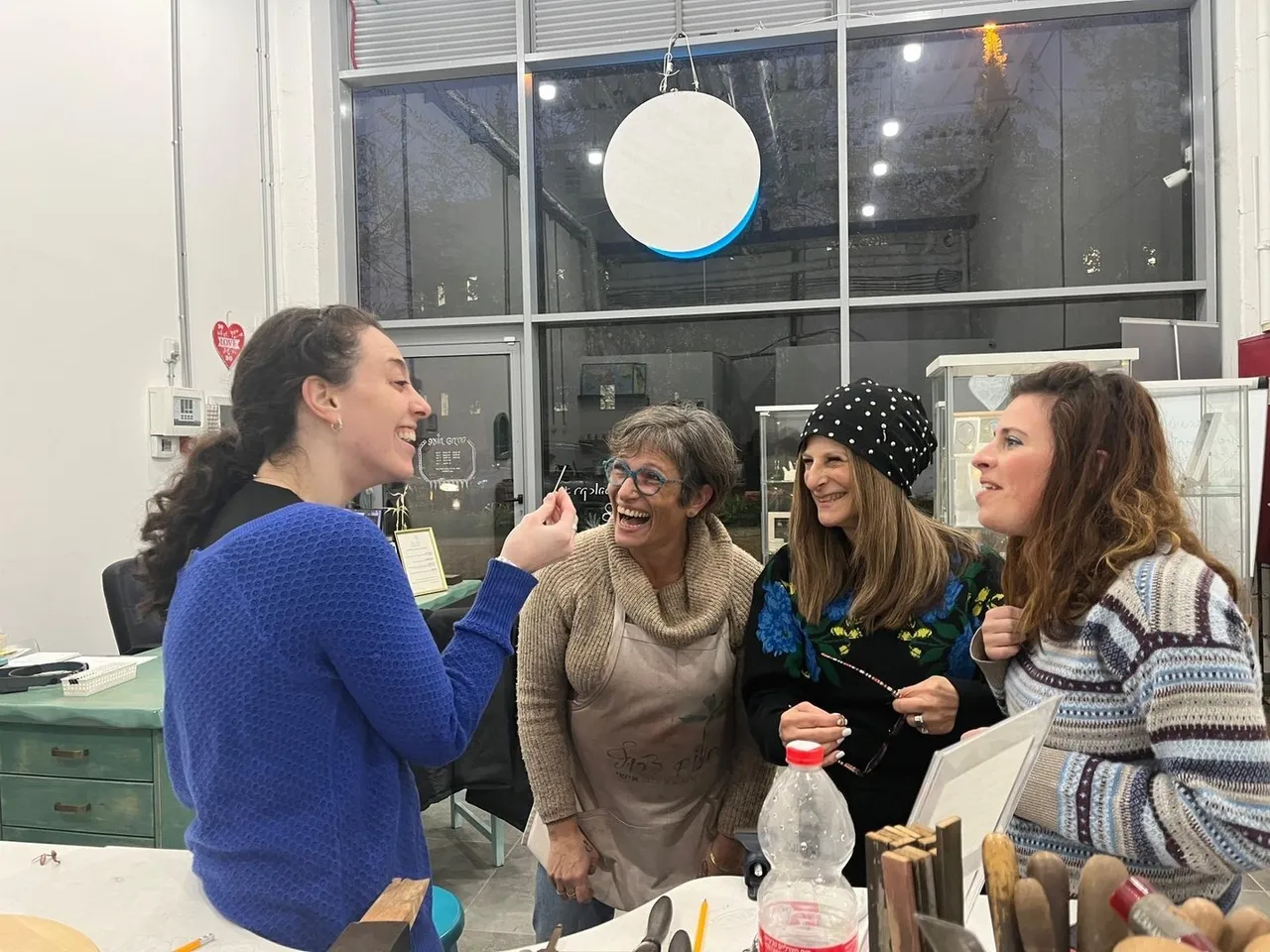 הן מטיילות בארץ, מבקרות משפחה ומבלות.
כשהתחיל אתמול לרדת מבול, הן הבינו שהטיול שתכננו בחוץ לא יתאפשר, וביקשו להגיע לסדנה החמימה, לבלות זמן איכות ביחד תוך כדי חוויה מרגשת של יצירה.
צחקנו המון! ובסוף כל אחת יצאה עם הטבעות שהיא יצרה, בגאווה גדולה 👏
בכל מזג אוויר, אצלנו בסטודיו חמים ונעים ⛈️☔️
סדנה באנגלית לתיירים?
No problem!
מוזמנים לבחור את הסדנה המתאימה לכם:
https://www.dream-smith.co.il/סדנאות-וחוויות
לכל חלום יש תכשיט
חלום צרוף - תכשיטים בעיצוב אישי | בית הספר לצורפות במודיעין | לימודי צורפות (גם) אונליין | סדנאות צורפות חווייתיות | מיחזור ושידרוג תכשיטי זהב
#סדנה #צורפות #זוגית #משפחתית #עיצוב #תכשיטים #טבעת #כסף #סטרלינג #חוויה #פנאי #יצירה #זוגות #משפחות #עבודתיד #שוברמתנה #מודיעין #silver #ring #silvermithing #couples #family #workshop #handmade #leisure #experience #birthday #giftcard #modiin #israel