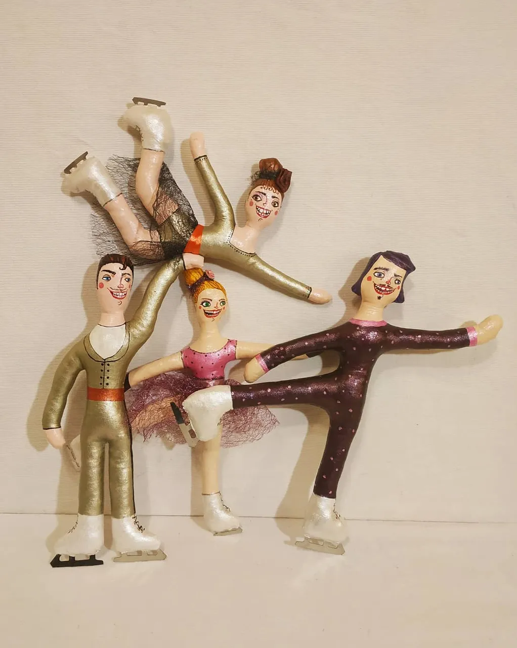 улыбчивые фигуристы 
#грунтованыйтекстиль #смешанаятехника #росписьакрилом #твиззл#фигуристы#фигуристытакиефигуристы #шарж